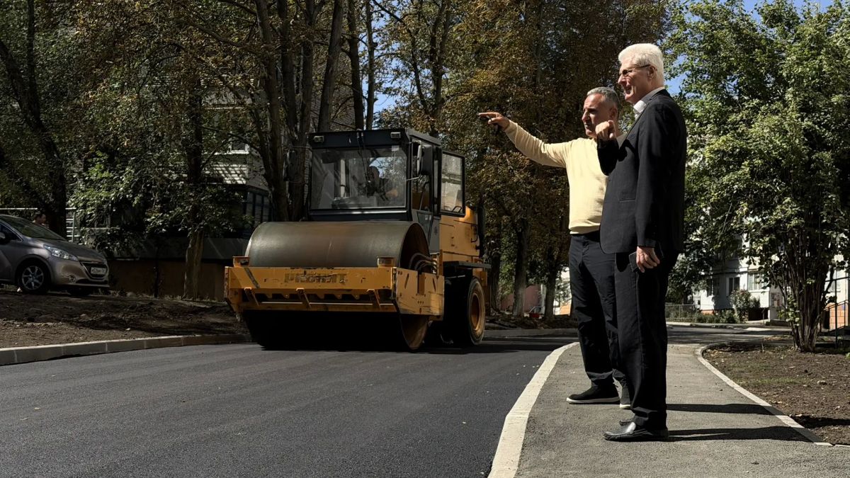 Сегодня в рамках рабочего визита ознакомился с ходом работ по укладке асфальта на внутриквартальной территории квартала Лютикова (дома № 33, 29, 30 и 32) Сегодня в рамках рабочего визита ознакомился с ходом работ по укладке асфальта на внутриквартальной территории квартала Лютикова (дома № 33, 29, 30 и 32)