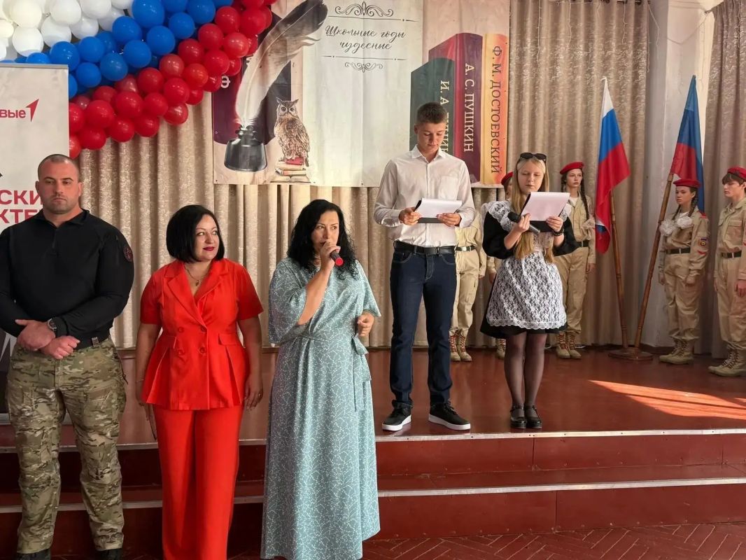 День знаний в Алчевске: депутаты поздравили школьников с началом учебного года День знаний в Алчевске: депутаты поздравили школьников с началом учебного года
