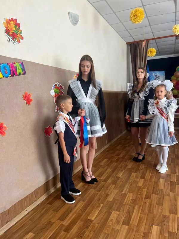 1 сентября — особенный и торжественный день, когда школы вновь наполняются радостными улыбками, цветами и ожиданием новых открытий 1 сентября — особенный и торжественный день, когда школы вновь наполняются радостными улыбками, цветами и ожиданием новых открытий