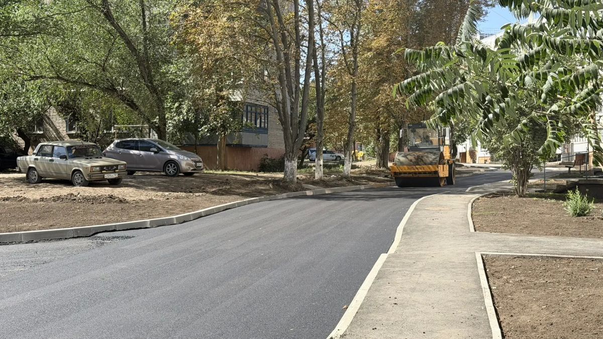 Сегодня в рамках рабочего визита ознакомился с ходом работ по укладке асфальта на внутриквартальной территории квартала Лютикова (дома № 33, 29, 30 и 32) Сегодня в рамках рабочего визита ознакомился с ходом работ по укладке асфальта на внутриквартальной территории квартала Лютикова (дома № 33, 29, 30 и 32)