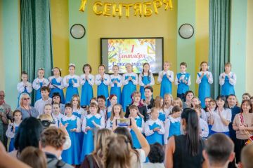День знаний в ЛНР: руководство Администрации Главы ЛНР поздравило школьников