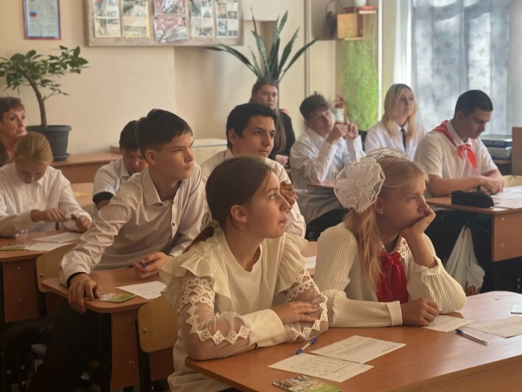В «Лутугинской специальной (коррекционной) школе-интернате» прошёл профориентационный урок «Лабиринт профессий»