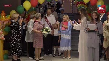 Здравствуй, школа: 1 Сентября встретили в Луганской гимназии №52 торжественной линейкой