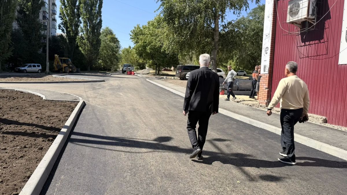 Сегодня в рамках рабочего визита ознакомился с ходом работ по укладке асфальта на внутриквартальной территории квартала Лютикова (дома № 33, 29, 30 и 32) Сегодня в рамках рабочего визита ознакомился с ходом работ по укладке асфальта на внутриквартальной территории квартала Лютикова (дома № 33, 29, 30 и 32)