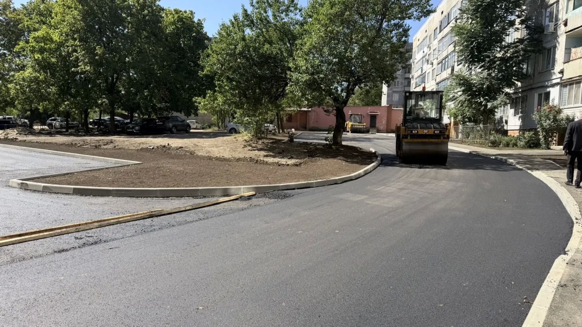 Сегодня в рамках рабочего визита ознакомился с ходом работ по укладке асфальта на внутриквартальной территории квартала Лютикова (дома № 33, 29, 30 и 32) Сегодня в рамках рабочего визита ознакомился с ходом работ по укладке асфальта на внутриквартальной территории квартала Лютикова (дома № 33, 29, 30 и 32)