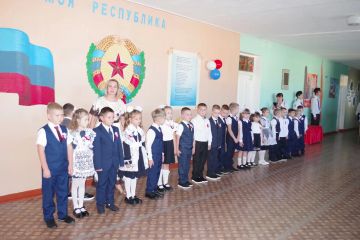 В школах Славяносербского округа Первый звонок прозвенел для 1927 школьников