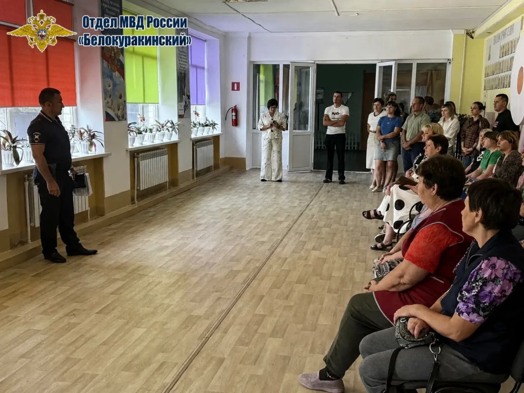 Правоохранители региона поздравили детвору с Днём знаний и пообщались с родителями школьников о безопасности ребят Правоохранители региона поздравили детвору с Днём знаний и пообщались с родителями школьников о безопасности ребят