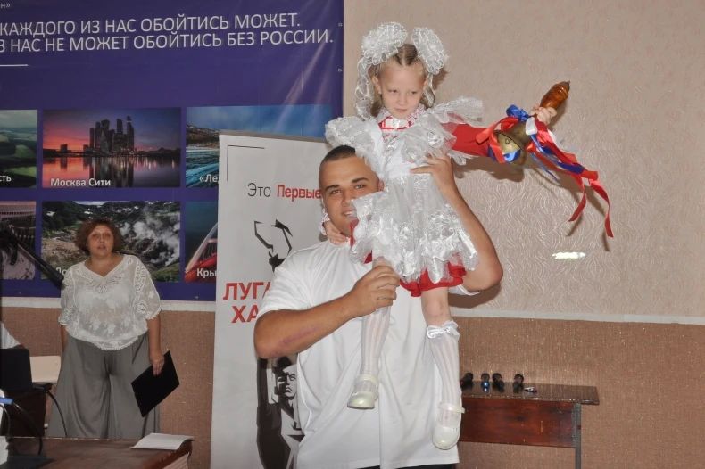 С особой торжественностью встречала Шахтёрская школа своих первоклассников и будущих выпускников С особой торжественностью встречала Шахтёрская школа своих первоклассников и будущих выпускников