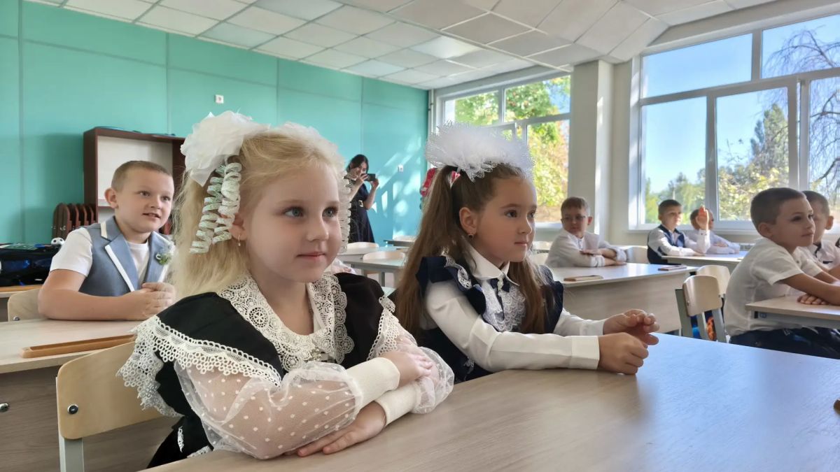 После линейки прошли по обновлённой школе После линейки прошли по обновлённой школе