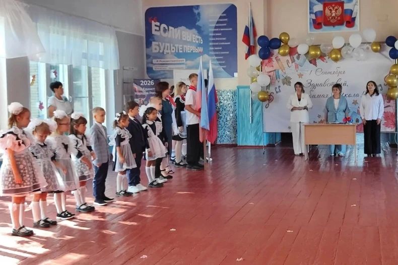 С особой торжественностью встречала Шахтёрская школа своих первоклассников и будущих выпускников С особой торжественностью встречала Шахтёрская школа своих первоклассников и будущих выпускников
