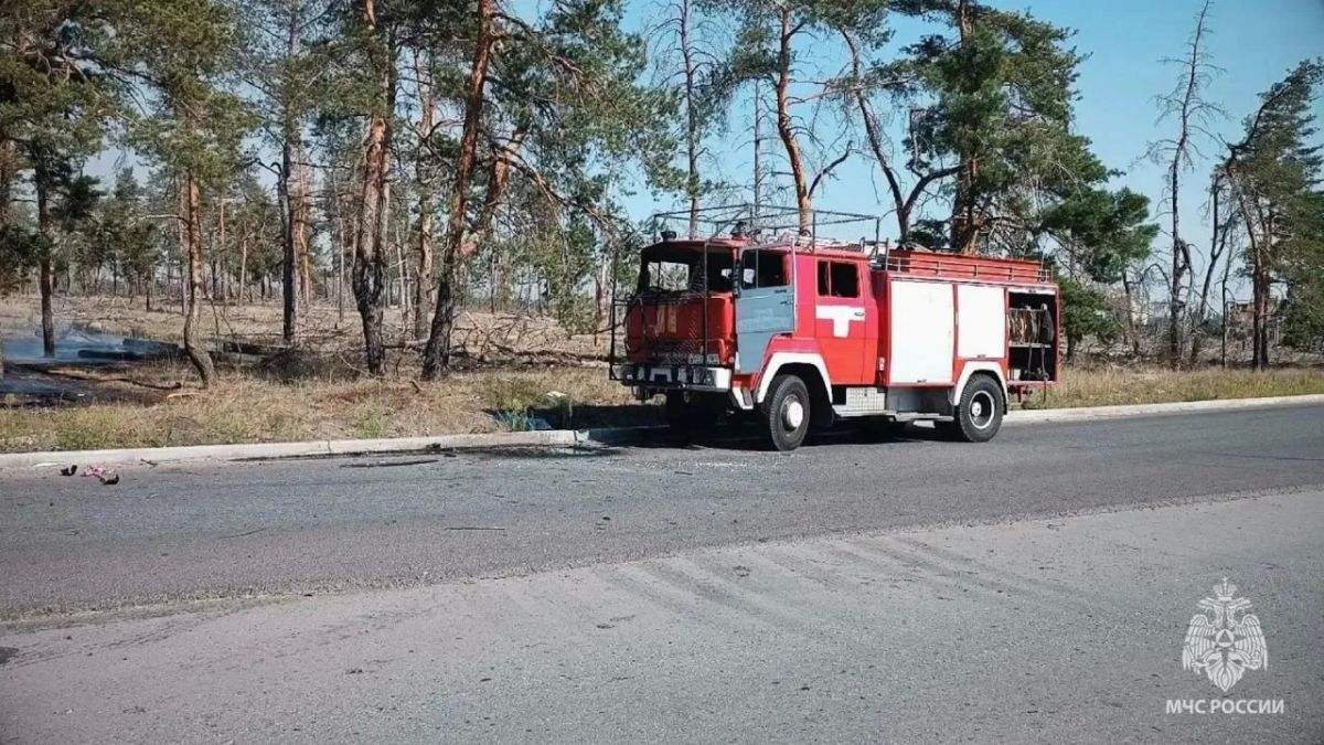 БПЛА ударил по машине МЧС прямо во время тушения пожара в Северодонецке БПЛА ударил по машине МЧС прямо во время тушения пожара в Северодонецке