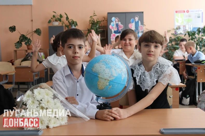 С особой торжественностью встречала Шахтёрская школа своих первоклассников и будущих выпускников С особой торжественностью встречала Шахтёрская школа своих первоклассников и будущих выпускников