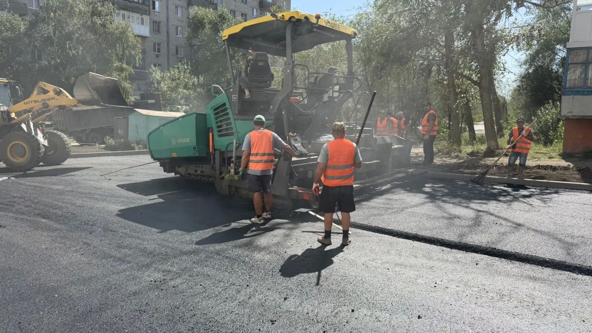 Сегодня в рамках рабочего визита ознакомился с ходом работ по укладке асфальта на внутриквартальной территории квартала Лютикова (дома № 33, 29, 30 и 32) Сегодня в рамках рабочего визита ознакомился с ходом работ по укладке асфальта на внутриквартальной территории квартала Лютикова (дома № 33, 29, 30 и 32)