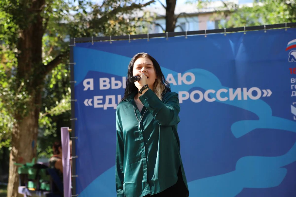 Ян Лещенко встретился с жителями Луганска в рамках «Выборного десанта» Ян Лещенко встретился с жителями Луганска в рамках «Выборного десанта»