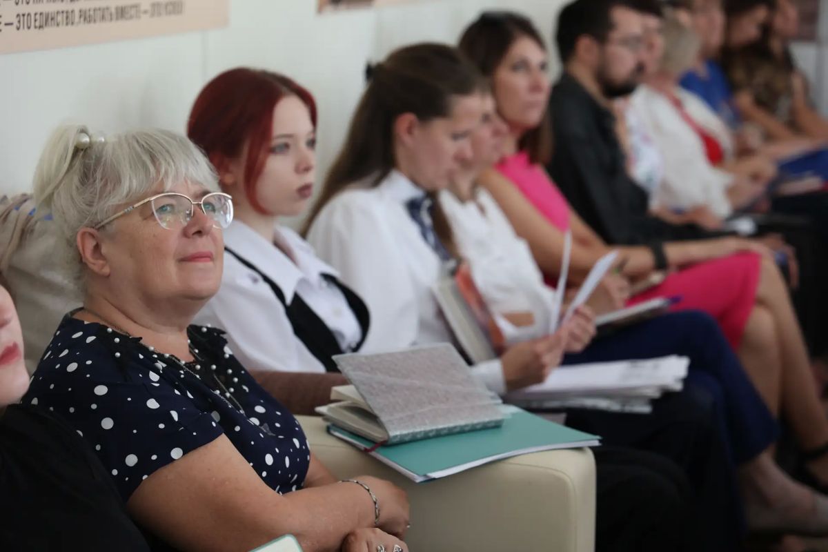 Врио руководителя Отдела МВД России «Ленинский» поблагодарил луганского педагога за помощь, которая уже стала важной частью совместной работы школы и полиции Врио руководителя Отдела МВД России «Ленинский» поблагодарил луганского педагога за помощь, которая уже стала важной частью совместной работы школы и полиции