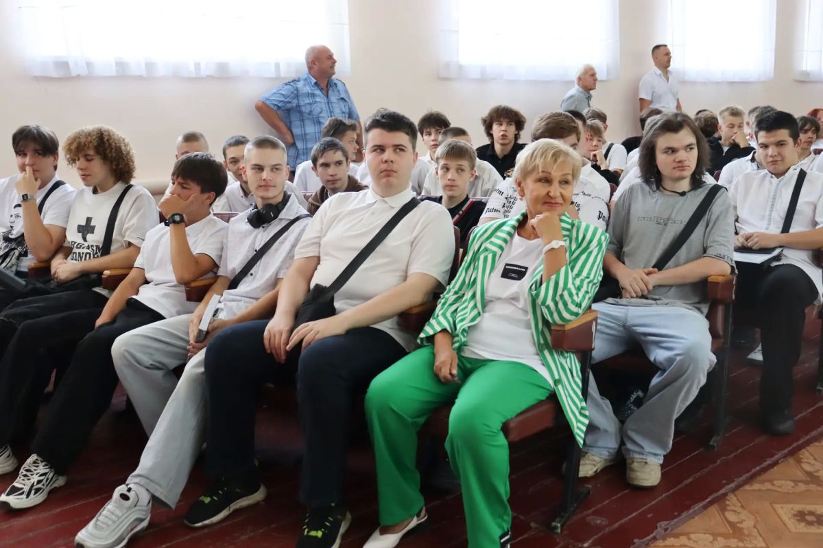 С Днем знаний, Стаханов!. Сегодня, 1 сентября, первый заместитель главы администрации Светлана Небесская посетила колледж имени Героя Социалистического Труда К.Г. Петрова С Днем знаний, Стаханов!. Сегодня, 1 сентября, первый заместитель главы администрации Светлана Небесская посетила колледж имени Героя Социалистического Труда К.Г. Петрова