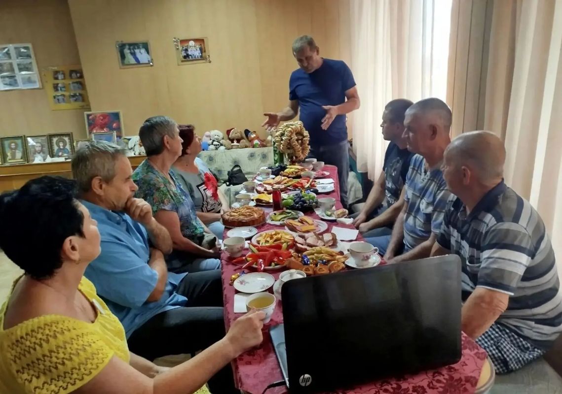 В Веселотарасовском сельском доме культуры прошел трогательный вечер-встреча «Славим шахтёрский труд» В Веселотарасовском сельском доме культуры прошел трогательный вечер-встреча «Славим шахтёрский труд»
