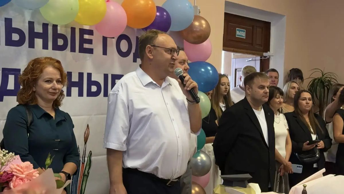 День знаний в Алчевске: депутаты поздравили школьников с началом учебного года День знаний в Алчевске: депутаты поздравили школьников с началом учебного года