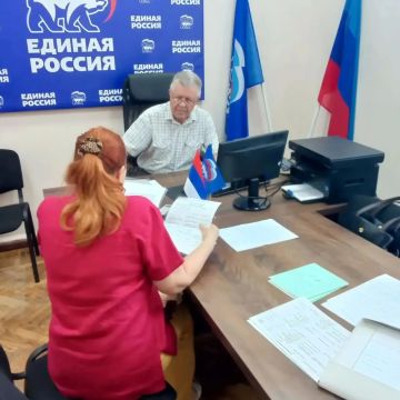 Депутаты Совета Краснодонского муниципального округа Виктор Шабанов и Наталья Полухина провели приемы граждан, в ходе которых взяли в работу вопросы по ЖКХ, благоустройству и пенсиям
