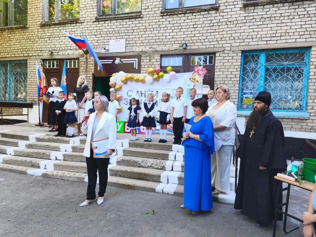 В Краснолучском округе прозвенели первые звонки В Краснолучском округе прозвенели первые звонки