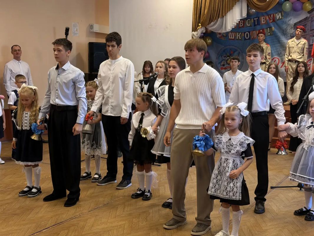 День знаний в Алчевске: депутаты поздравили школьников с началом учебного года День знаний в Алчевске: депутаты поздравили школьников с началом учебного года