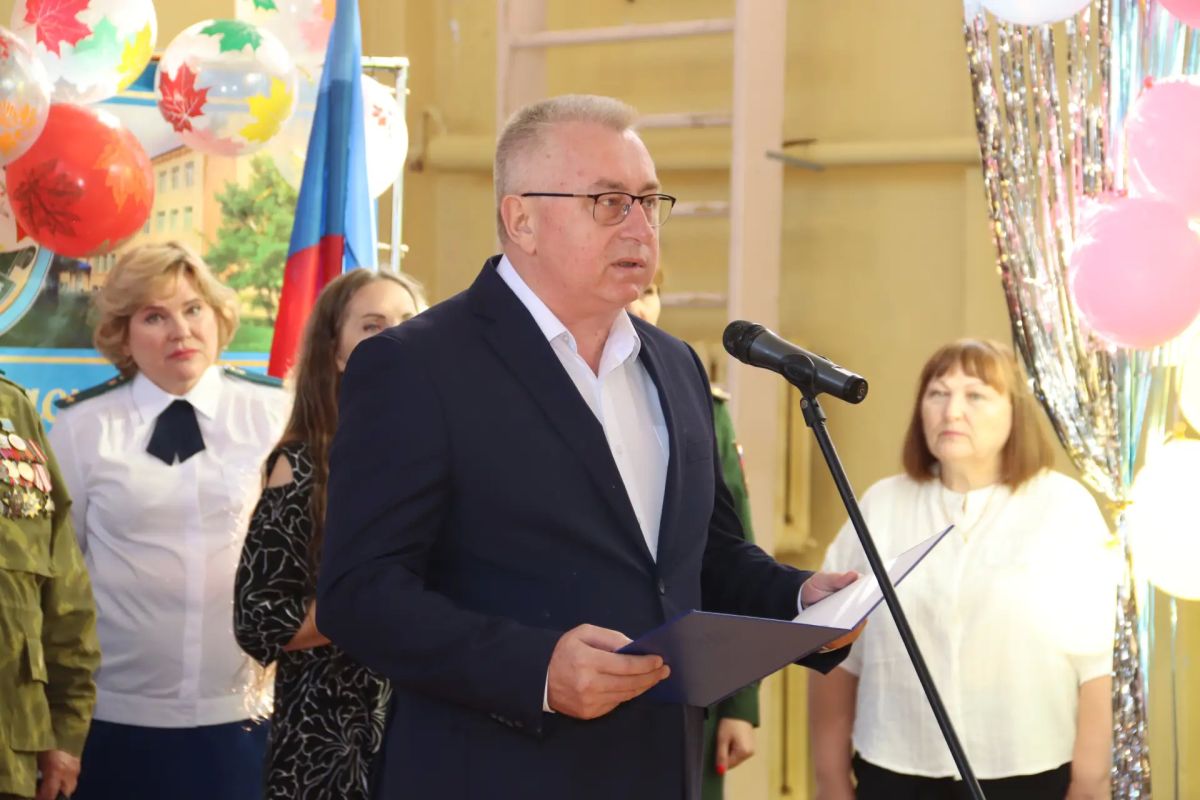 Руководство Администрации Главы ЛНР поздравило школьников Луганска с Днем знаний Руководство Администрации Главы ЛНР поздравило школьников Луганска с Днем знаний