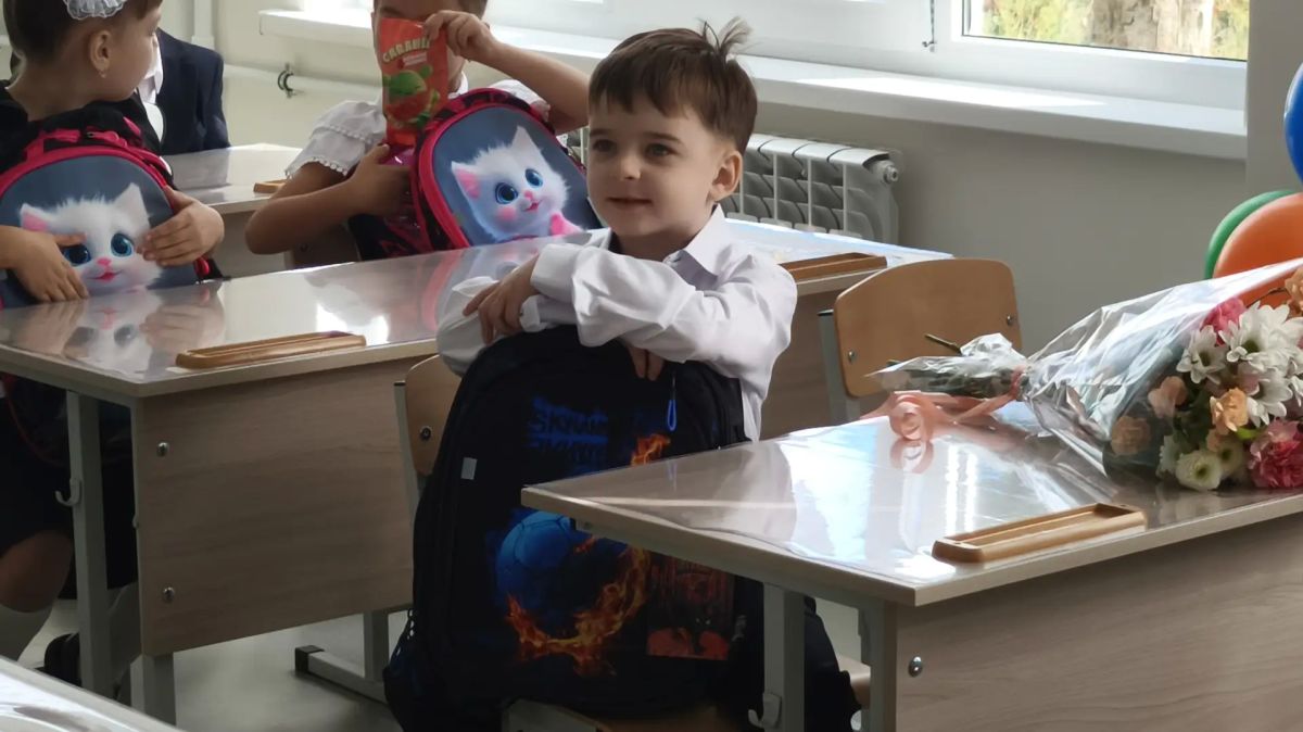 После линейки прошли по обновлённой школе После линейки прошли по обновлённой школе