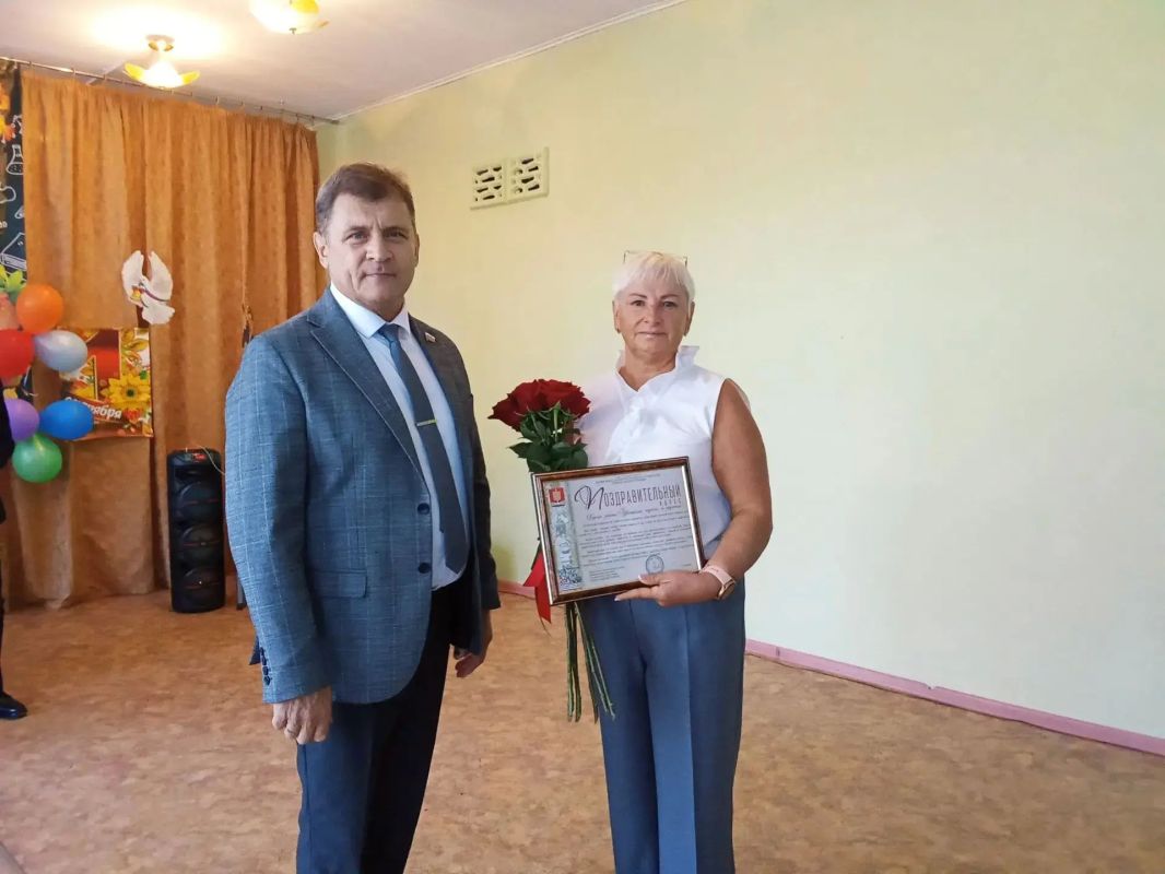 День знаний в Алчевске: депутаты поздравили школьников с началом учебного года День знаний в Алчевске: депутаты поздравили школьников с началом учебного года