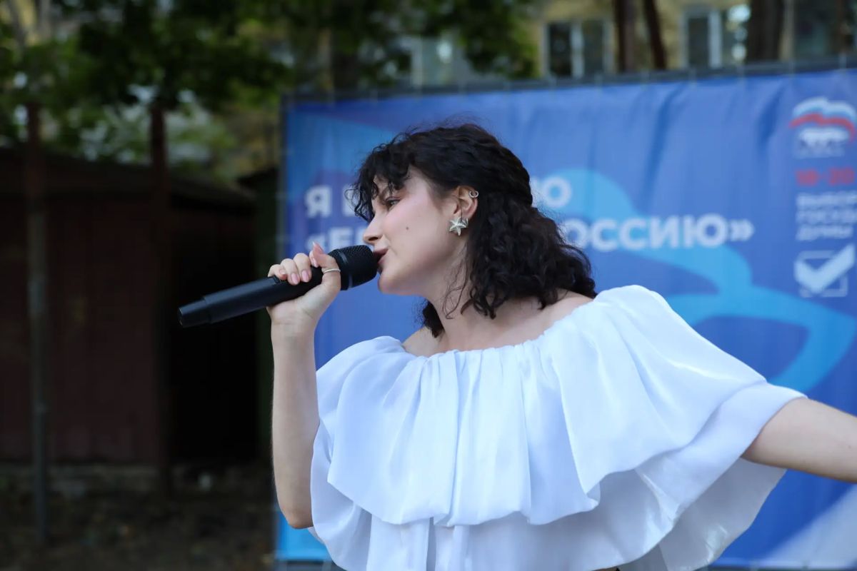 Ян Лещенко встретился с жителями Луганска в рамках «Выборного десанта» Ян Лещенко встретился с жителями Луганска в рамках «Выборного десанта»