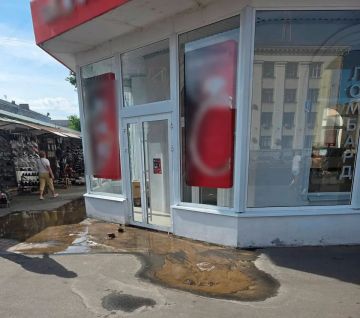 Необычная жижа со специфическим запахом разлилась прямо в центре Луганска
