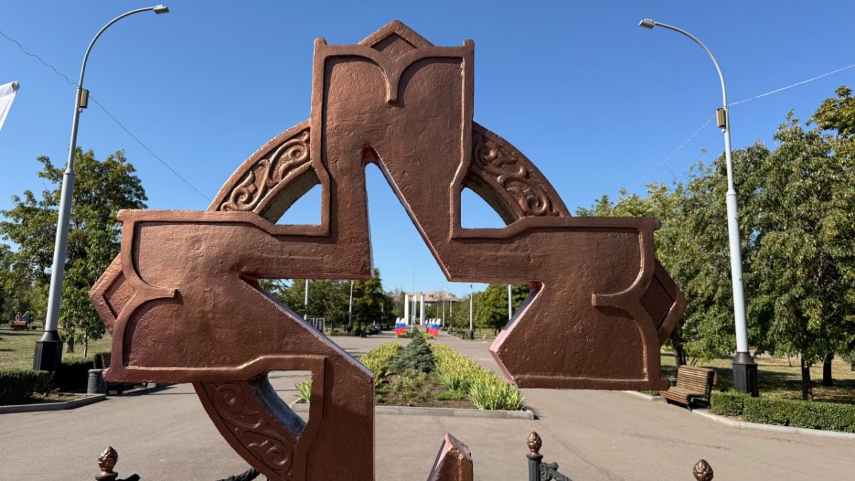 В Алчевске открыт комплекс входной группы в сквере Доблести и Славы В Алчевске открыт комплекс входной группы в сквере Доблести и Славы