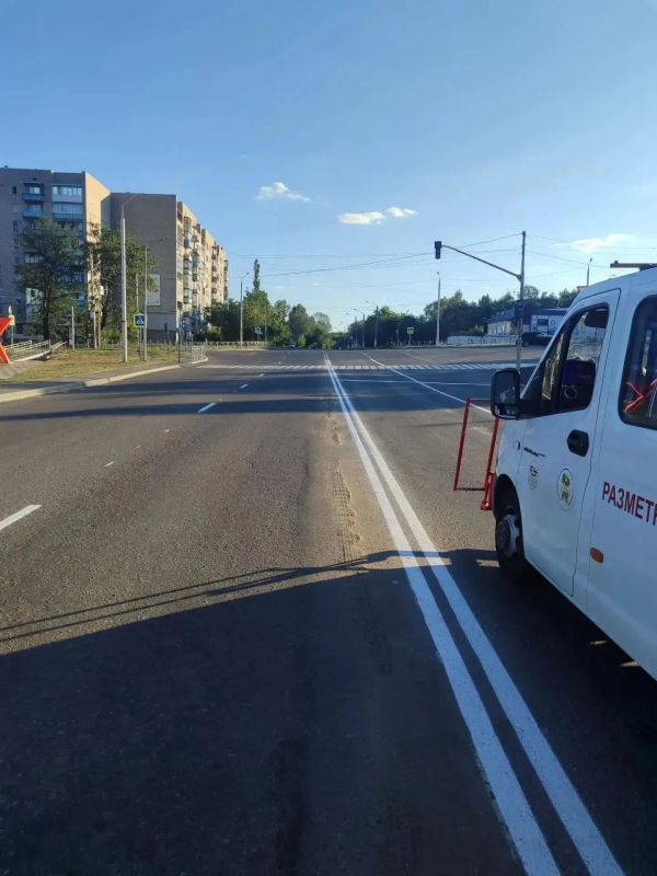 В рамках партийного проекта "Безопасные дороги" специалисты «Луганского Автодора» обновили дорожную разметку на улицах Брянки, чтобы водители могли чётко видеть границы полос движения и безопаснее ориентироваться в тёмное... В рамках партийного проекта "Безопасные дороги" специалисты «Луганского Автодора» обновили дорожную разметку на улицах Брянки, чтобы водители могли чётко видеть границы полос движения и безопаснее ориентироваться в тёмное...