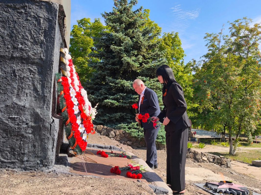 Сегодня, 2 сентября, мы собрались у мемориала «Землякам нашим, за Родину павшим…», чтобы вспомнить, поклониться и сказать спасибо тем, кто подарил нам жизнь и свободу Сегодня, 2 сентября, мы собрались у мемориала «Землякам нашим, за Родину павшим…», чтобы вспомнить, поклониться и сказать спасибо тем, кто подарил нам жизнь и свободу