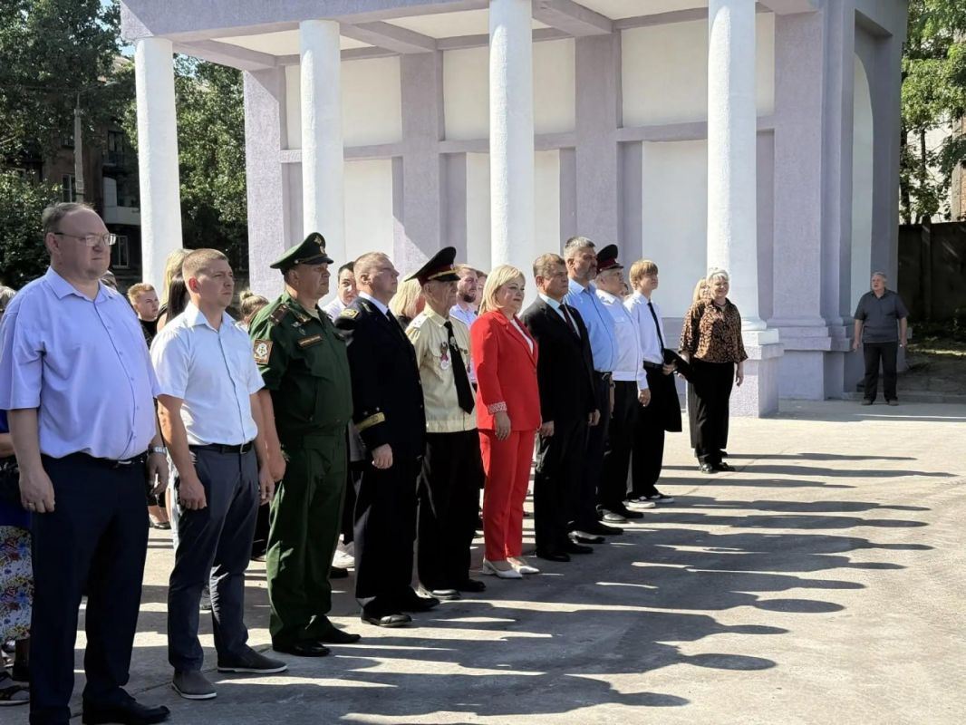 В Алчевске открыт комплекс входной группы в сквере Доблести и Славы В Алчевске открыт комплекс входной группы в сквере Доблести и Славы