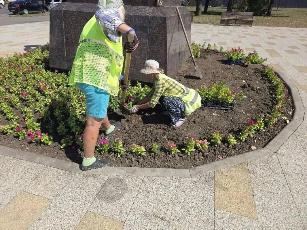 Ко Дню города в Луганске украшают центральные скверы Ко Дню города в Луганске украшают центральные скверы