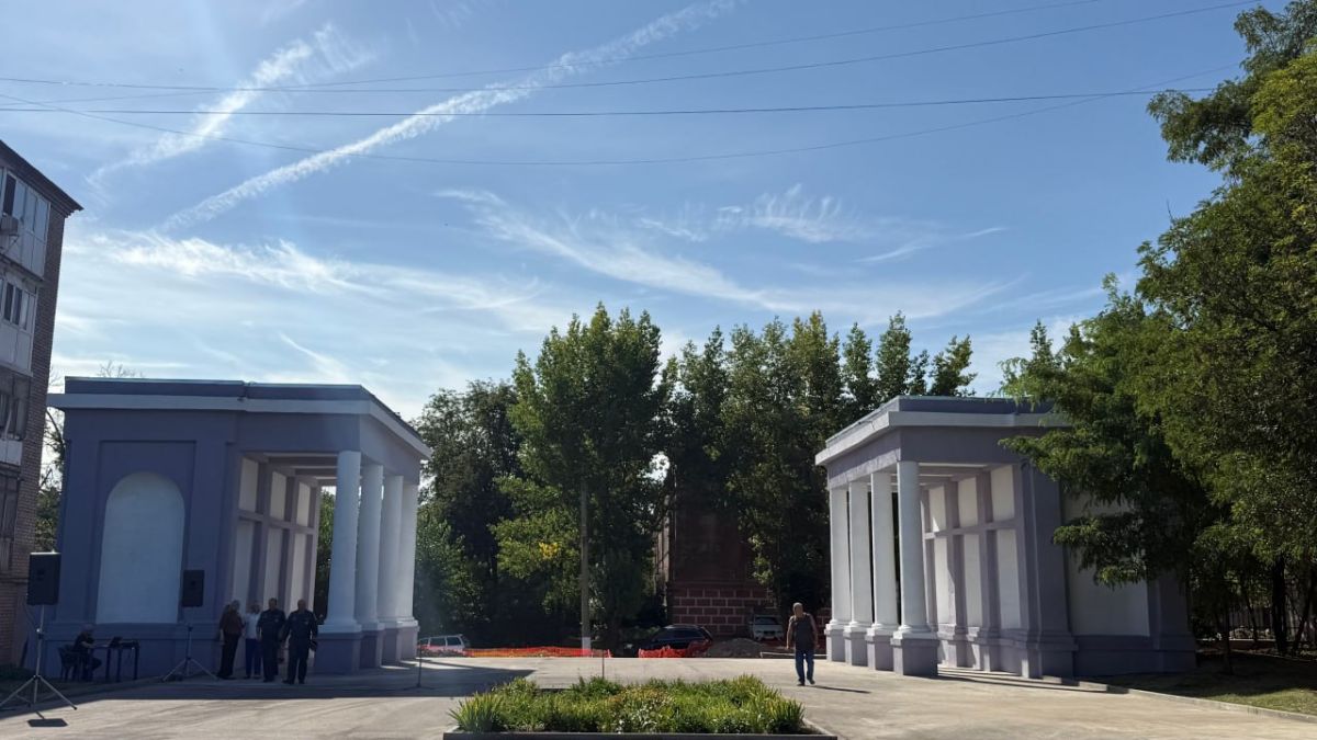 В Алчевске открыт комплекс входной группы в сквере Доблести и Славы В Алчевске открыт комплекс входной группы в сквере Доблести и Славы
