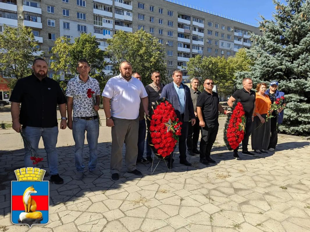 Глава Лисичанского городского округа Эдуард Сахненко почтил память героев-освободителей в 83-ю годовщину освобождения города Глава Лисичанского городского округа Эдуард Сахненко почтил память героев-освободителей в 83-ю годовщину освобождения города