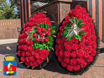 Глава Лисичанского городского округа Эдуард Сахненко почтил память героев-освободителей в 83-ю годовщину освобождения города