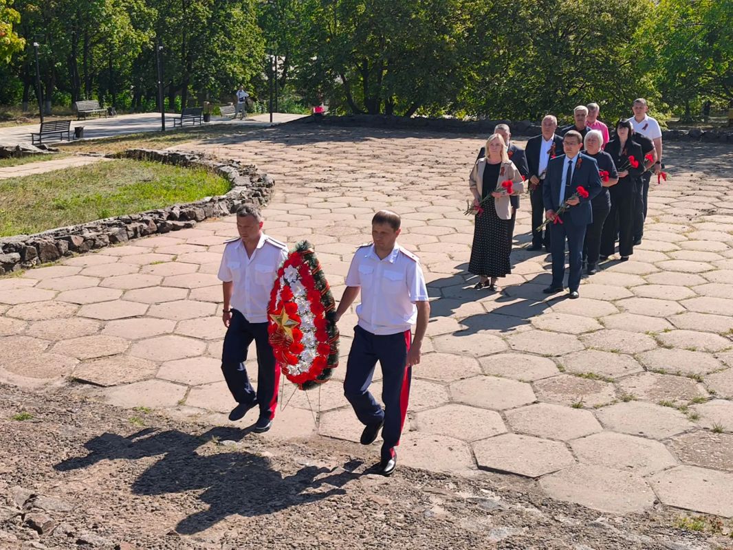 Сегодня, 2 сентября, мы собрались у мемориала «Землякам нашим, за Родину павшим…», чтобы вспомнить, поклониться и сказать спасибо тем, кто подарил нам жизнь и свободу