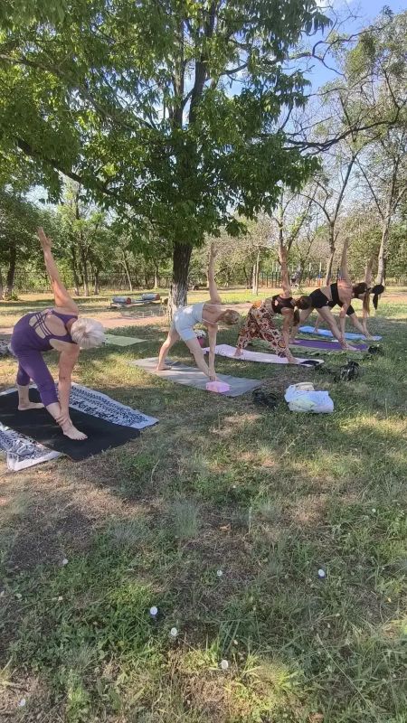 Осень — время движения!. Отдел спорта и молодёжи Администрации Краснодонского муниципального округа приглашает жителей на занятия йогой на свежем воздухе! Вести практику будет замечательный тренер студии «Лотос» — Евгения... Осень — время движения!. Отдел спорта и молодёжи Администрации Краснодонского муниципального округа приглашает жителей на занятия йогой на свежем воздухе! Вести практику будет замечательный тренер студии «Лотос» — Евгения...