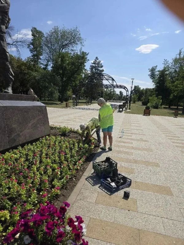 Ко Дню города в Луганске украшают центральные скверы Ко Дню города в Луганске украшают центральные скверы