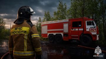 Спасатели МЧС России оказали помощь упавшему в открытый люк в Луганске