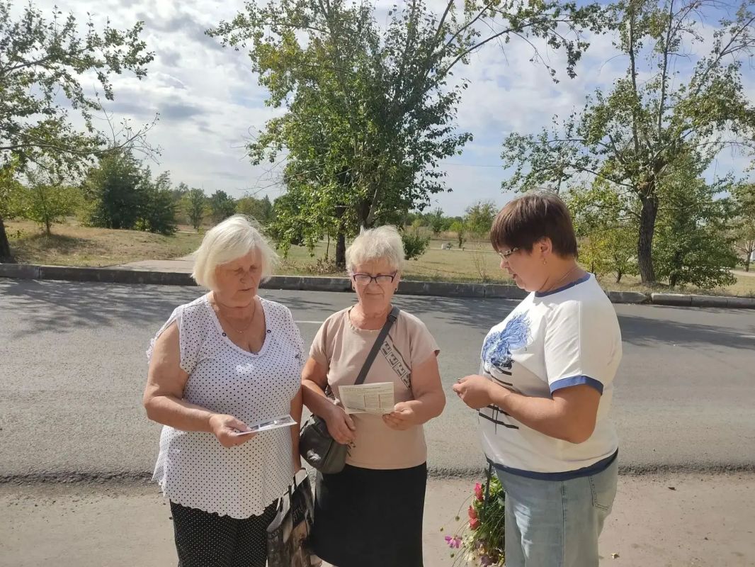 Сегодня сотрудники отдела жизнеобеспечения г. Петровское, пгт. Штеровка управления развитием территорий Администрации с целью профилактики проявлений терроризма и экстремизма, повышения антитеррористической защищённости... Сегодня сотрудники отдела жизнеобеспечения г. Петровское, пгт. Штеровка управления развитием территорий Администрации с целью профилактики проявлений терроризма и экстремизма, повышения антитеррористической защищённости...
