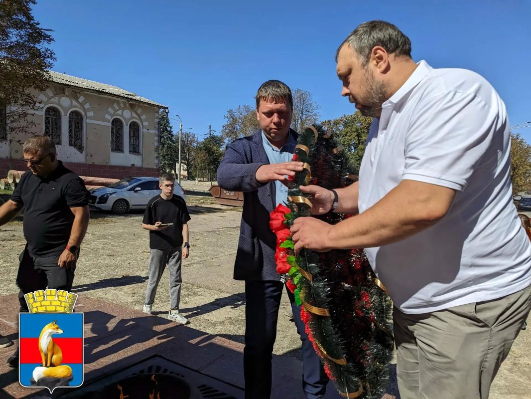 Глава Лисичанского городского округа Эдуард Сахненко почтил память героев-освободителей в 83-ю годовщину освобождения города Глава Лисичанского городского округа Эдуард Сахненко почтил память героев-освободителей в 83-ю годовщину освобождения города