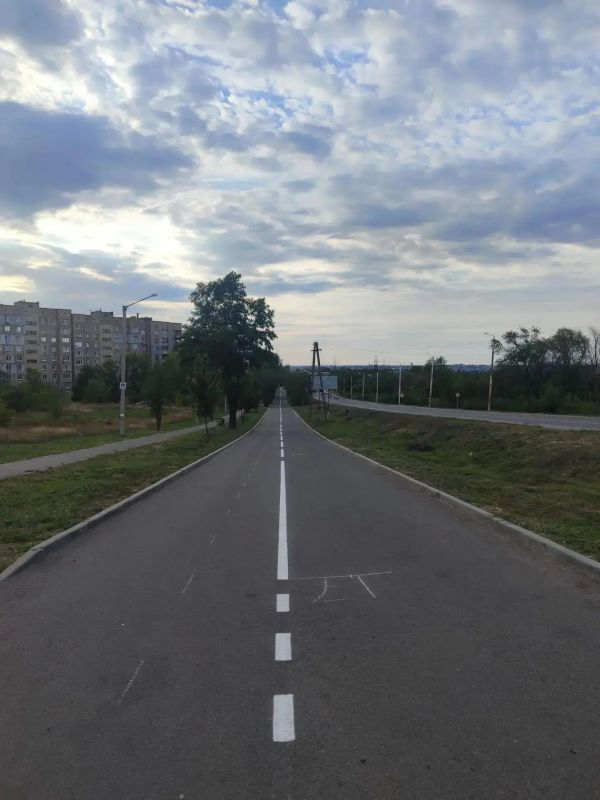 В рамках партийного проекта "Безопасные дороги" специалисты «Луганского Автодора» обновили дорожную разметку на улицах Брянки, чтобы водители могли чётко видеть границы полос движения и безопаснее ориентироваться в тёмное... В рамках партийного проекта "Безопасные дороги" специалисты «Луганского Автодора» обновили дорожную разметку на улицах Брянки, чтобы водители могли чётко видеть границы полос движения и безопаснее ориентироваться в тёмное...