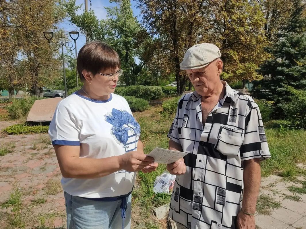 Сегодня сотрудники отдела жизнеобеспечения г. Петровское, пгт. Штеровка управления развитием территорий Администрации с целью профилактики проявлений терроризма и экстремизма, повышения антитеррористической защищённости... Сегодня сотрудники отдела жизнеобеспечения г. Петровское, пгт. Штеровка управления развитием территорий Администрации с целью профилактики проявлений терроризма и экстремизма, повышения антитеррористической защищённости...