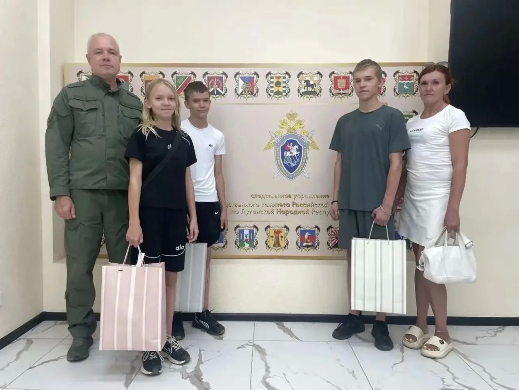 Офицеры Следственного комитета России посетили Луганскую Народную Республику Офицеры Следственного комитета России посетили Луганскую Народную Республику