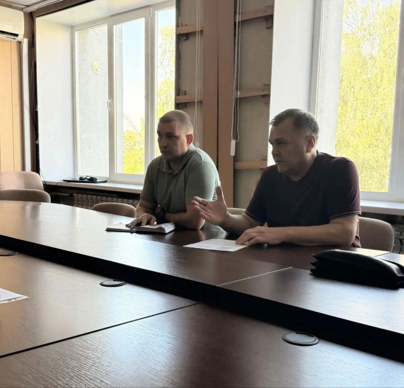 Врип главы города Рубежное Евгений Шаталин совместно с Первым заместителем главы администрации Игорем Шмидтом провели рабочее совещание с Рубежанским РЭС «Луганскэнерго» подразделение АО «Юго-Западная ЭСК» и руководителями...