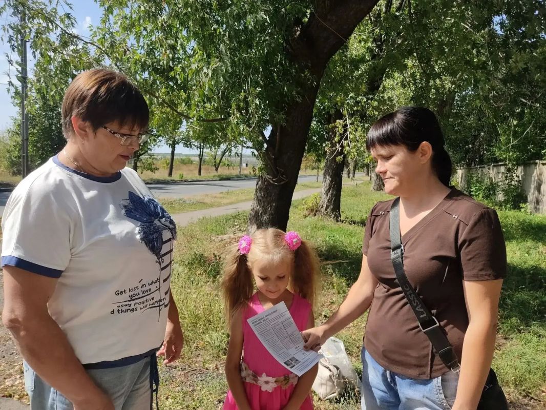 Сегодня сотрудники отдела жизнеобеспечения г. Петровское, пгт. Штеровка управления развитием территорий Администрации с целью профилактики проявлений терроризма и экстремизма, повышения антитеррористической защищённости... Сегодня сотрудники отдела жизнеобеспечения г. Петровское, пгт. Штеровка управления развитием территорий Администрации с целью профилактики проявлений терроризма и экстремизма, повышения антитеррористической защищённости...