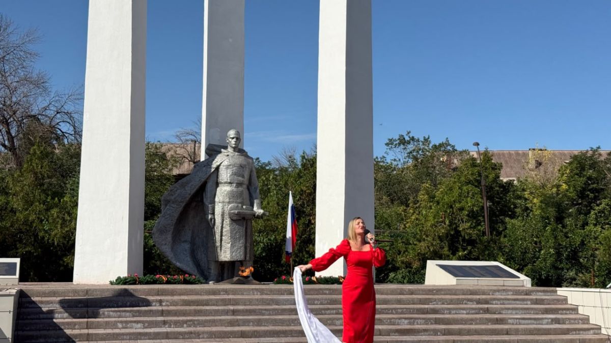 В Алчевске открыт комплекс входной группы в сквере Доблести и Славы В Алчевске открыт комплекс входной группы в сквере Доблести и Славы